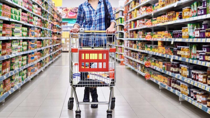How to Plan Your Weekly Grocery Budget Using Online Flyers in Canada